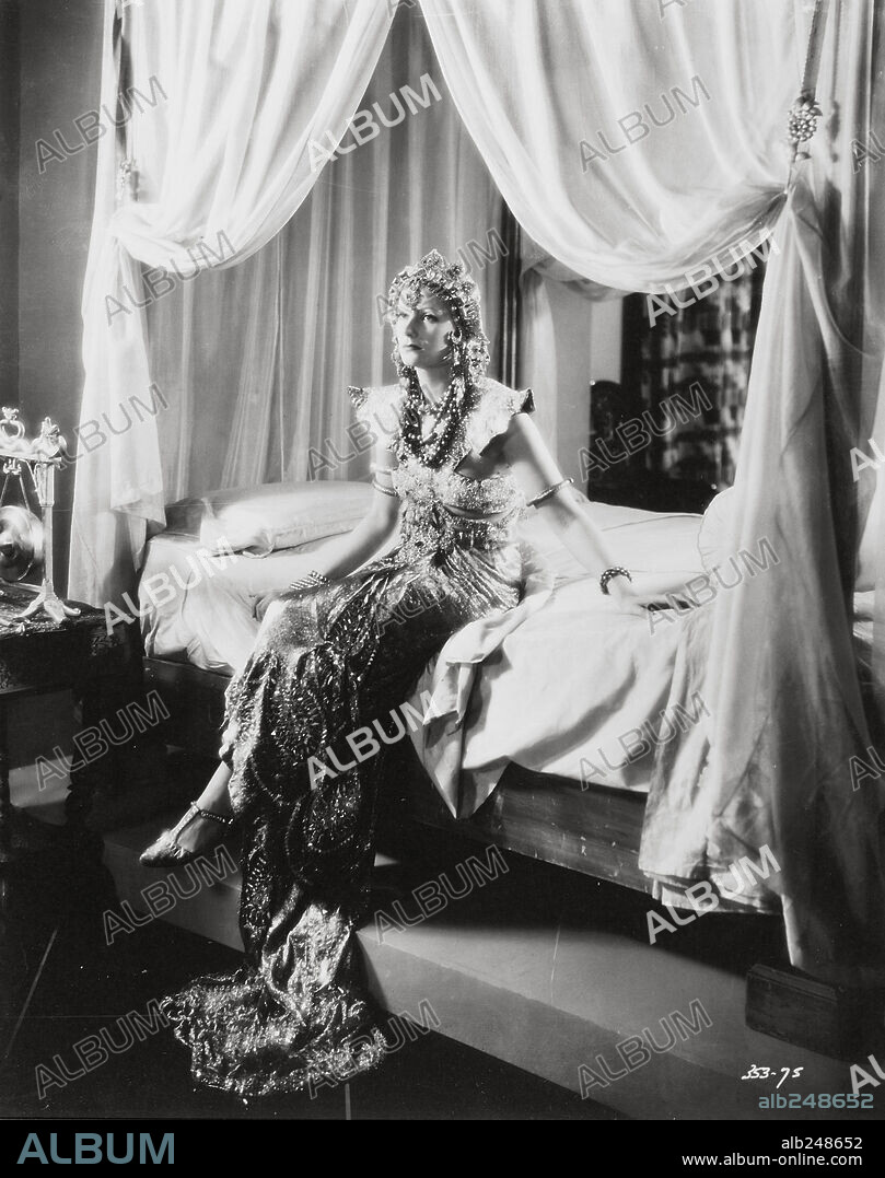 GRETA GARBO et Margaretha Geertruida Zelle. GRETA GARBO dans MATA HARI, 1931, réalisé par GEORGE FITZMAURICE. Copyright M.G.M.