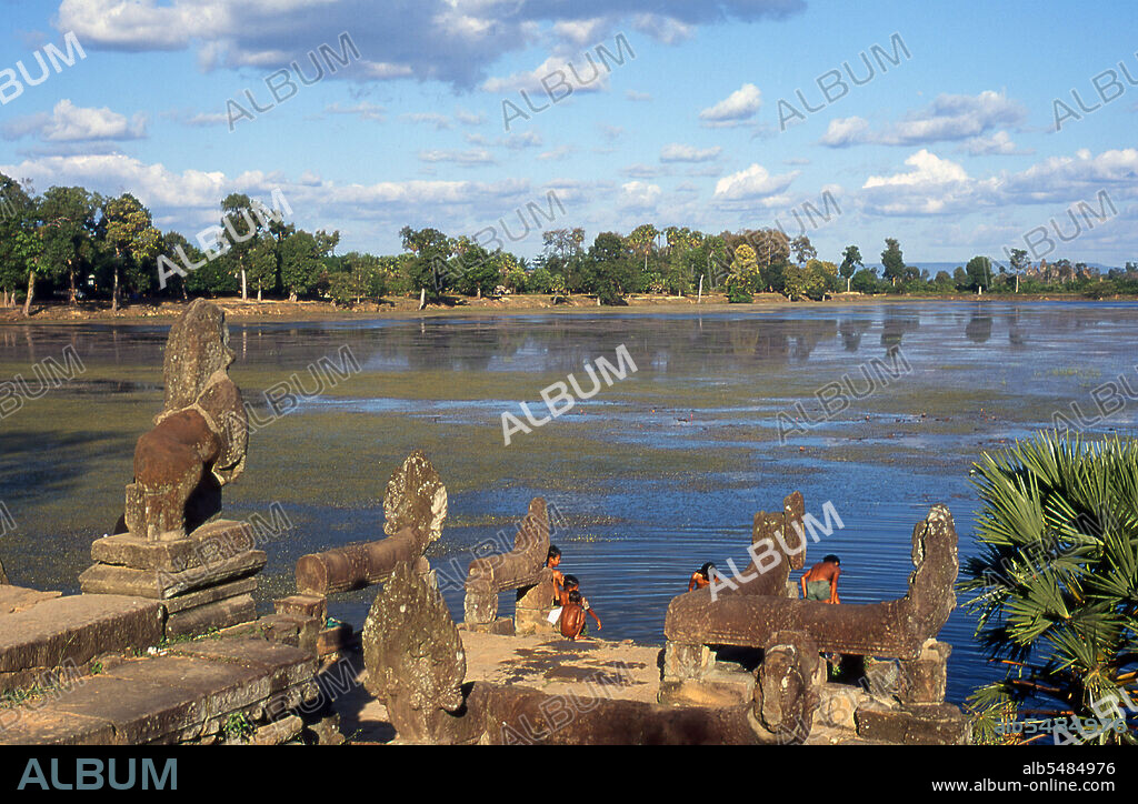Srah Srang (Pool of Ablutions) was first dug in the mid-10th century, by Kavindrarimathana, a minister of Rajendravarman II. It was then modified about 1200 by Jayavarman VII, who added the laterite landing-stage on its western side.