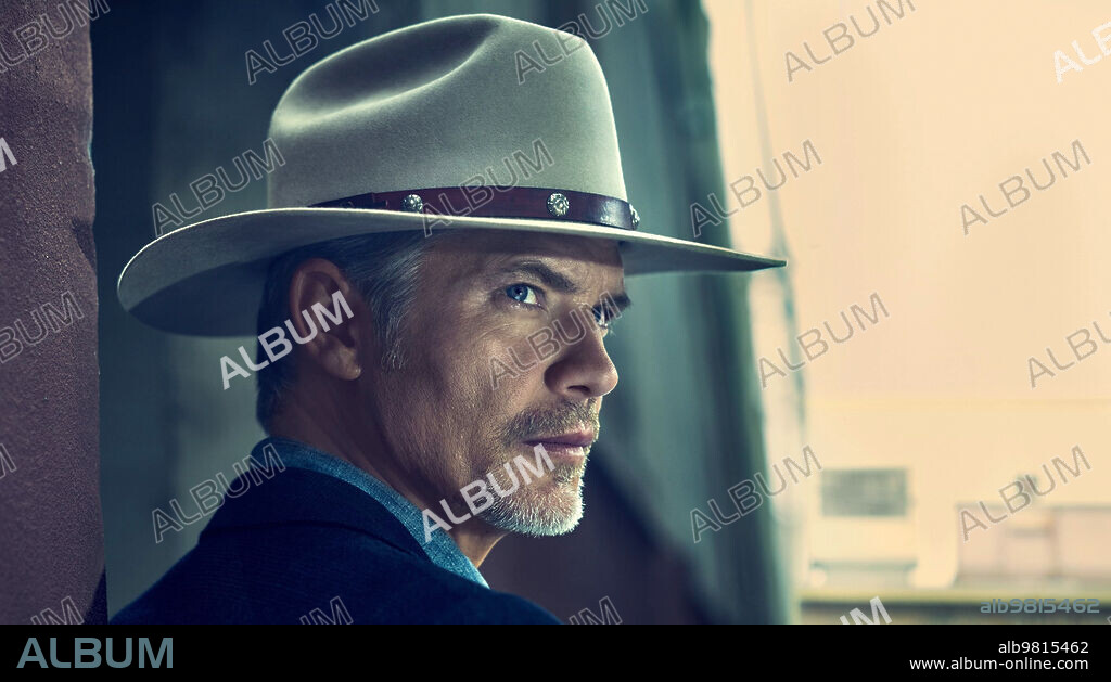 TIMOTHY OLYPHANT en JUSTIFIED: CITY PRIMEVAL, 2023, dirigida por JON AVNET y MICHAEL DINNER. Copyright FX PRODUCTIONS.