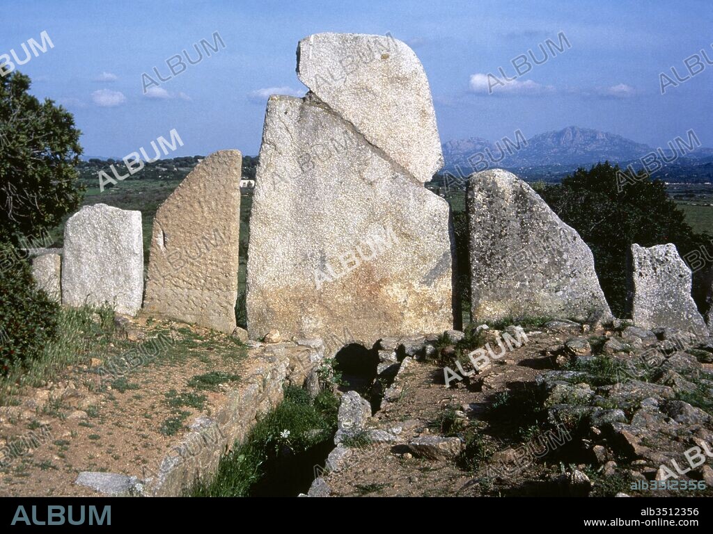 Prehistoria. Tumba de los Gigantes. Li Lolghi. Monumentos nurágicos de grandes dimensiones en los que los sardos enterraban a sus muertos. Sepultura comunal para los notables de la gens. Datados aproximadamente en 2500 a. C. Arzachena, Cerdeña, Italia.