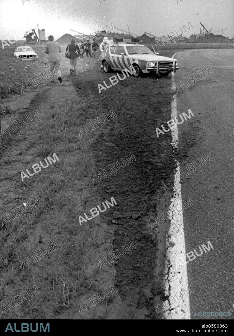 Karlskoga 1974-09-25. Kung Carl XVI Gustaf sladdade av Gelleråsbanan ordentligt och efterlämnade kraftiga spår i terrängen under en provkörning av Sveriges snabbare tävlingsbilar under sin eriksgata i Värmlands län. Foto: Gunnar Lantz / SvD / TT / kod 12014.