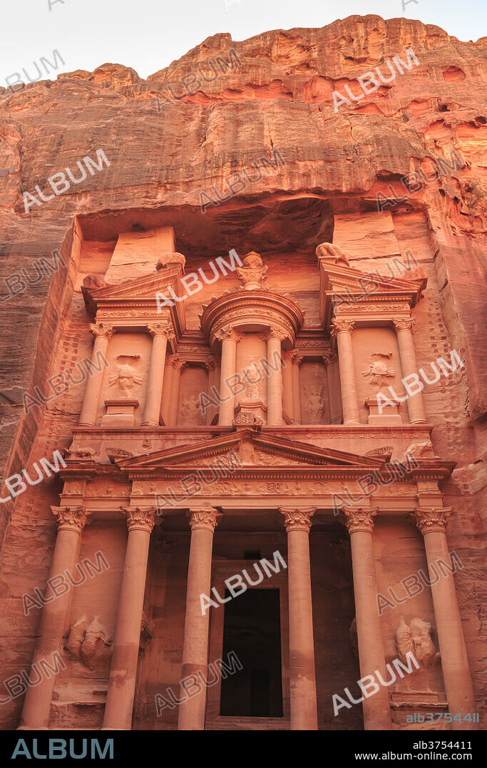 The Treasury (Al-Khazneh), Petra, UNESCO World Heritage Site, Jordan, Middle East.