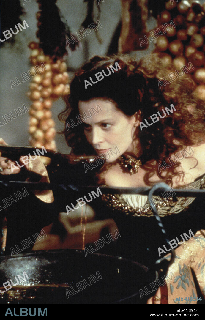 SIGOURNEY WEAVER dans SNOW WHITE: A TALE OF TERROR, 1997, réalisé par MICHAEL COHN.