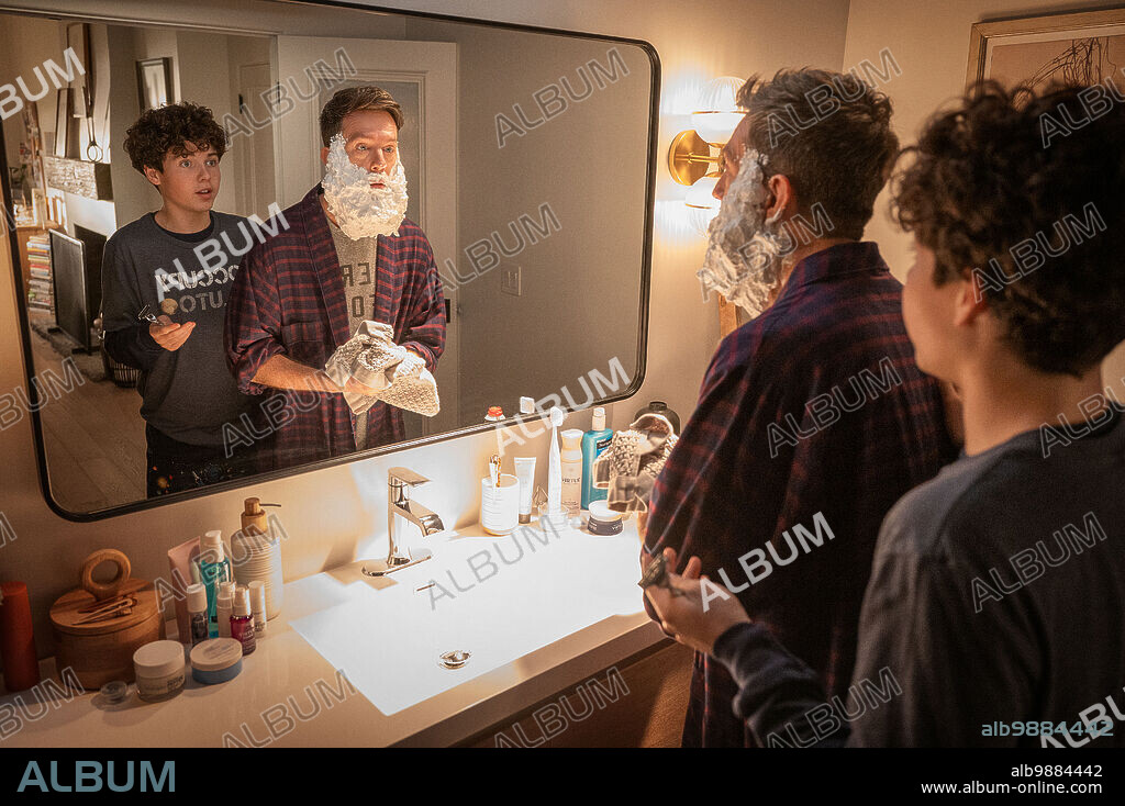 BRADY NOON y ED HELMS en FAMILIA REVUELTA, 2023 (FAMILY SWITCH), dirigida por MCG. Copyright Grey Matter Productions Imagine Entertainment Linden Entertainment Talent One Wonderland Sound and Vision.