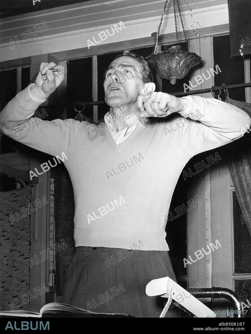 1957-04. Sixten Eckerberg, svensk dirigent, pianist och kompositör, har just nu framgångar i Paris som gästdirigent hos Association de Concerts Pasdeloup.. Foto: Expressen / TT / Kod: 192. ** AFTONBLADET OUT **.