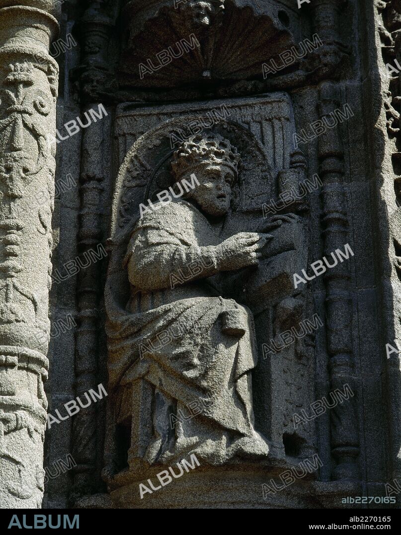 GREGORIO I MAGNO, San (Roma, h.540-Roma,604). Papa entre los años 590 y 604. Fue el primero en hacer del obispo de Roma el de toda la cristiandad y superior a los patriarcas orientales. Escultura de CORNELIS DE HOLANDA (s. XVI). Fachada principal de la BASILICA DE SANTA MARIA LA MAYOR. PONTEVEDRA. Galicia. España.