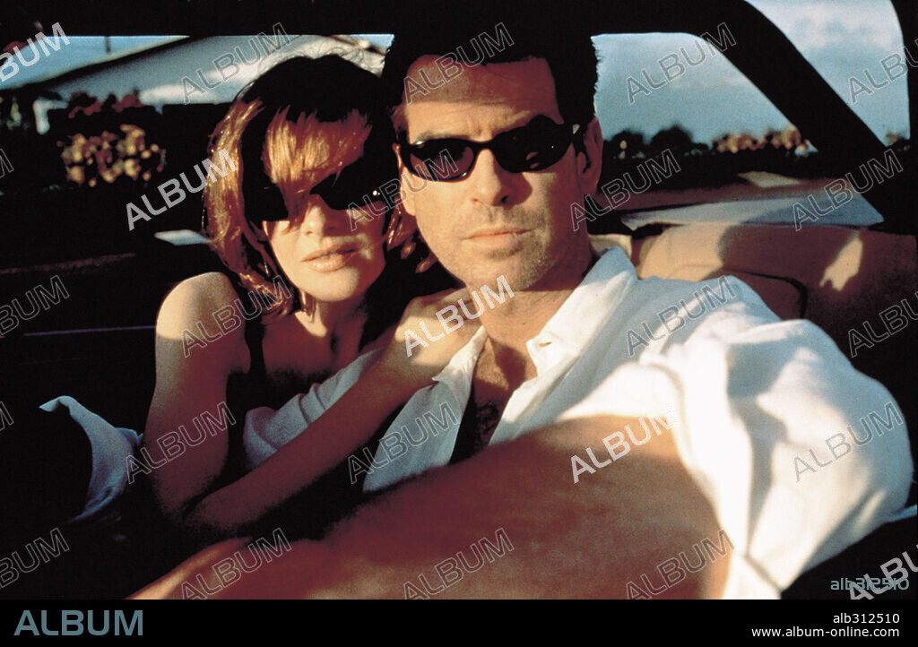 PIERCE BROSNAN and RENE RUSSO in THE THOMAS CROWN AFFAIR, 1999, directed by JOHN MCTIERNAN. Copyright UNITED ARITSTS.
