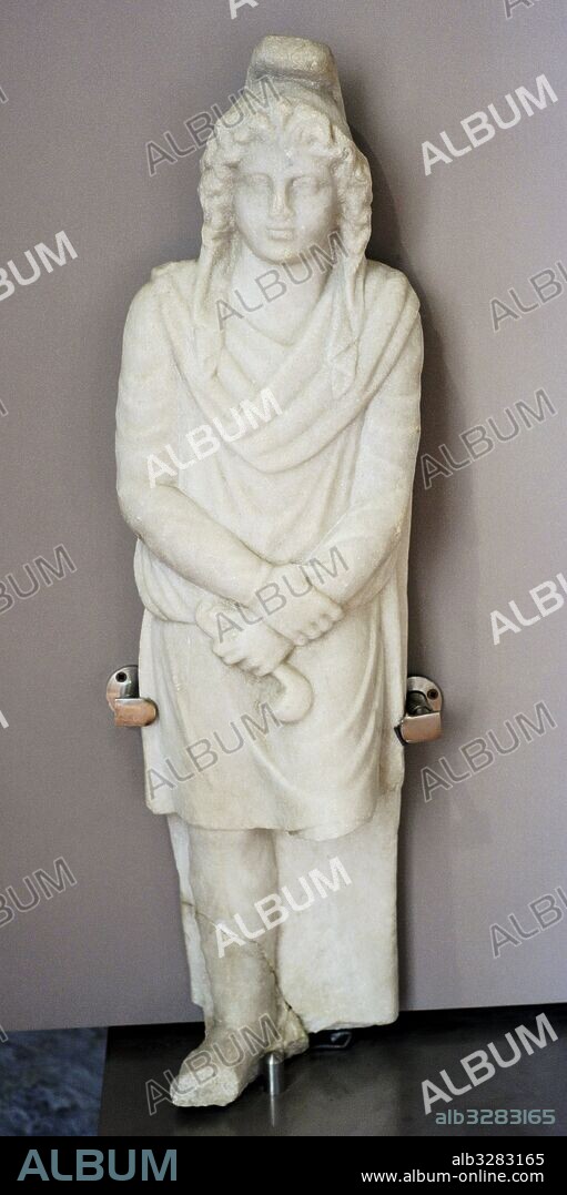 Soporte en forma de Atis (en la mitología clásica, la amante de Cibeles y sirviente eunuco). Atis con su gorro frigio, pantalones largos, túnica sujeta con un cinturón en la cintura y zapatos cerrados. En una de sus manos sostiene un "cyathus"Siglo I d. C. Procedente de Pompeya, VI, 14, 37 atrium. Museo Arqueológico Nacional. Nápoles. Italia.