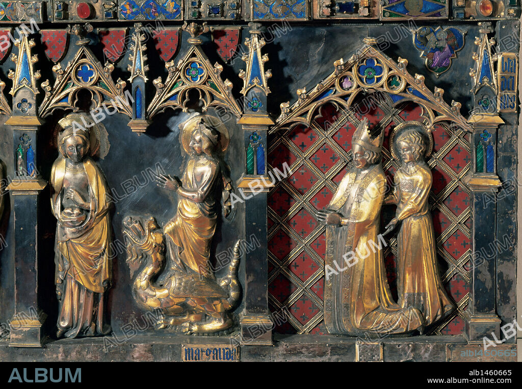 Arte Gótico. España. Catedral de Girona. Retablo del altar Mayor. Siglo XIV. Realizado en plata dorada, repujado y cincelado con placas de esmalte opacas y pedrería intercalada. Obra del Maestro Bartomeu y Pere Bernés. Detalle de la parte inferior con la representación, a la izquierda, del Martirio de Santa Margarita y, a la derecha, del Obispo de Girona Berenguer de Cruilles (1349-1362). Cataluña. (Fotografía anterior a su restauración) .