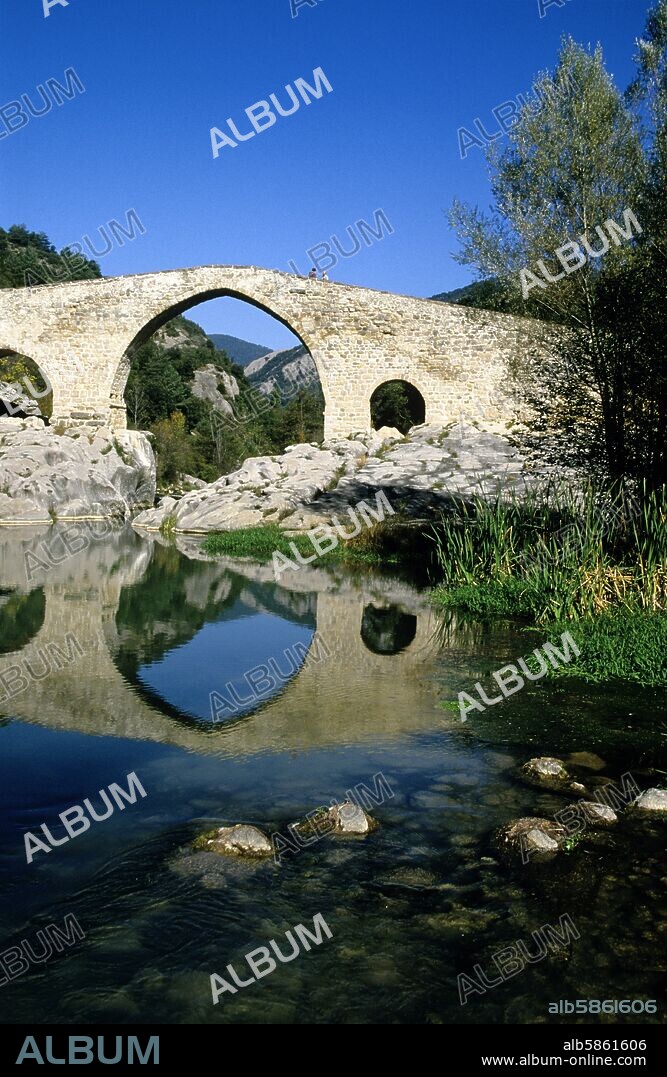 río Llobregat y puente (románico) de Pedret (cerca Berga).