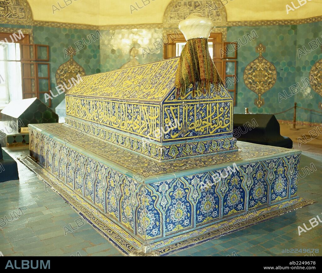 ARTE ISLAMICO. ASIA MENOR. YESIL TÜRBE (MAUSOLEO VERDE). Edificio de planta octogonal, se encuentra todo recubierto de refinados azulejos esmaltados, cuyo color original era el verde. Vista del SARCOFAGO con los restos de MOHAMED I. BURSA. TURQUIA.