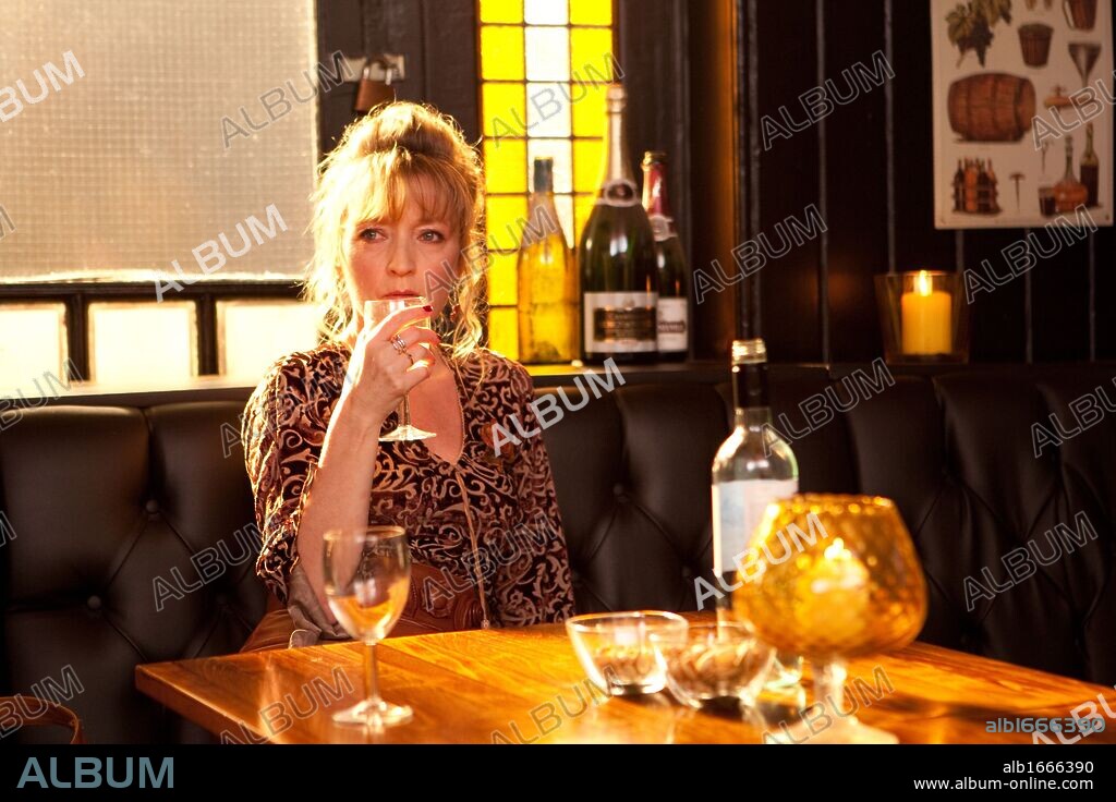 LESLEY MANVILLE en ANOTHER YEAR, 2010, dirigida por MIKE LEIGH. Copyright SONY PICTURES CLASSICS.