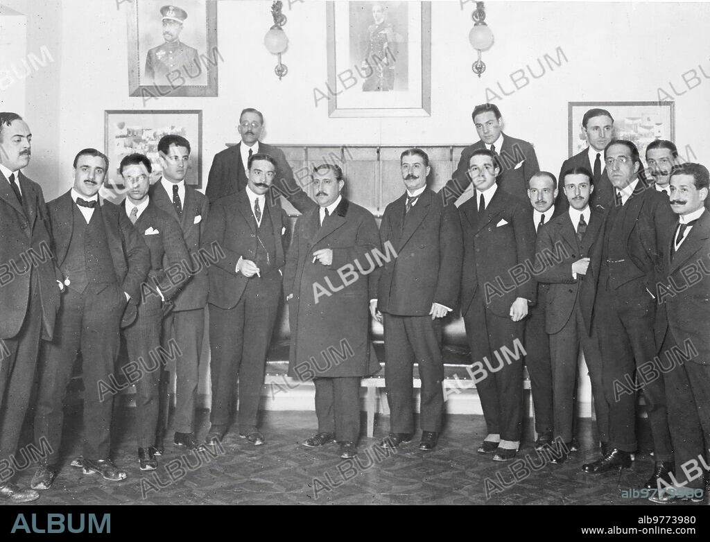 1917. Asamblea de Balompie en Madrid. Los Delegados en la asamblea Nacional. De izquierda A Derecha: Ruete, Bru, Torrens, Villaverde, Sobrino, García Duran, Conde de la Mortera (Presidente), Pérez Herrero, Baraibar, Valls, Aparici, Bernabeú, Rojas y Liniers.
