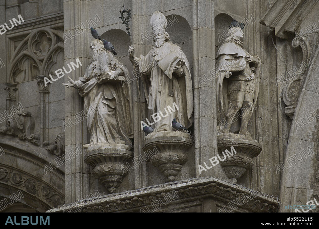 España. Castilla-La Mancha. Toledo. Catedral de Santa María. Construida en estilo gótico entre los años 1227 y 1493. Esculturas de obispos y personajes ilustres ubicadas en la fachada principal (en un lateral de la Puerta del Perdón).