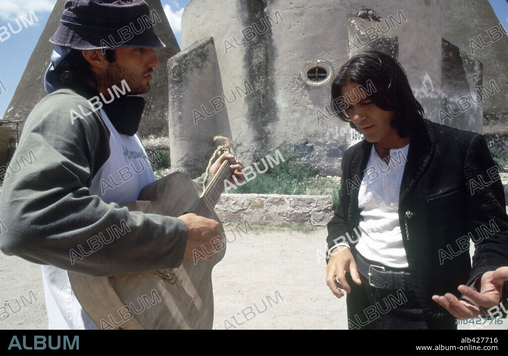 ANTONIO BANDERAS and ROBERT RODRIGUEZ in ONCE UPON A TIME IN MEXICO, 2003, directed by ROBERT RODRIGUEZ. Copyright COLUMBIA/LOS HOOLIGANS/MIRAMAX.
