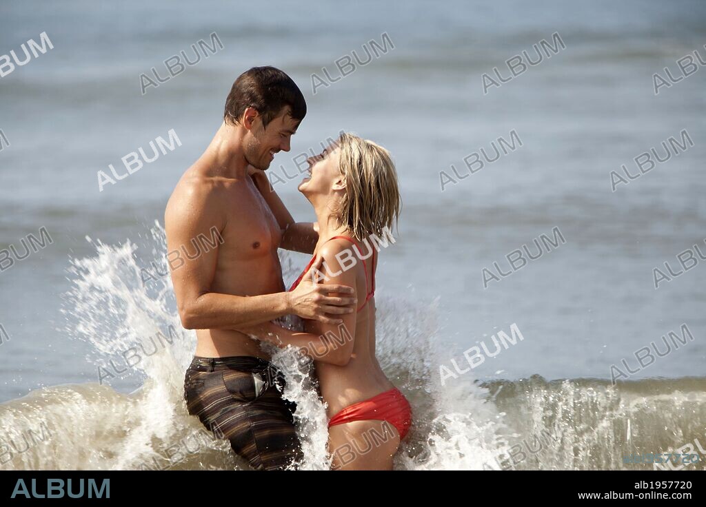 JOSH DUHAMEL and JULIANNE HOUGH in SAFE HAVEN, 2013, directed by LASSE HALLSTROM. Copyright NICHOLAS SPARKS PRODUCTIONS.