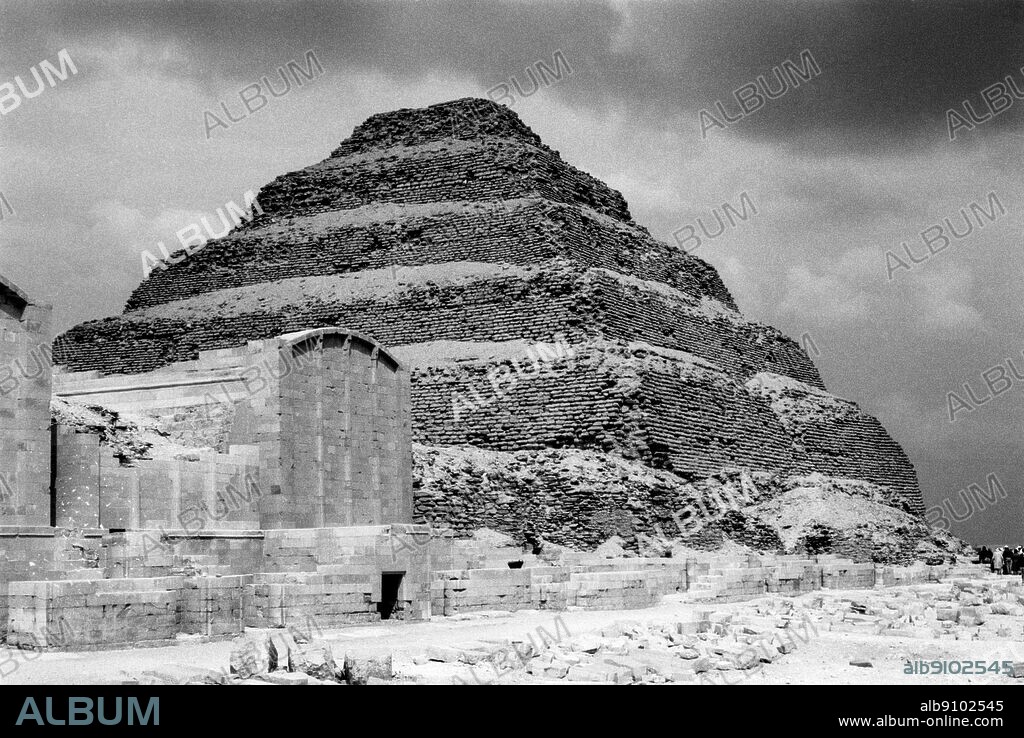 Step pyramid, Saqqara, south of Cairo, Egypt. Across the Heb-Sed court with chapels in the foreground. The Heb-Sed festival was held for pharaohs who had been in power for 30 years. The king ran around court to prove his strength and good health. ©TopFoto.