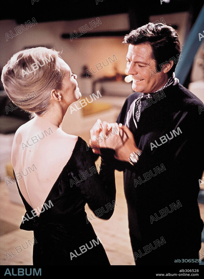 FAYE DUNAWAY and MARCELLO MASTROIANNI in PLACE FOR LOVERS, 1968 (AMANTI), directed by VITTORIO DE SICA. Copyright LES FILMS CONCORDIA.