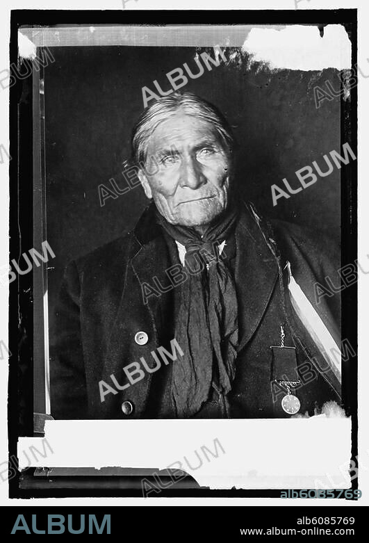 Geronimo; indian. Goyatley od. Gokhläyeh, Häuptling und Medizinmann der Chiricahua-Apachen; 16.6.1829-17.2.1909. Porträtaufnahme, um 1908.