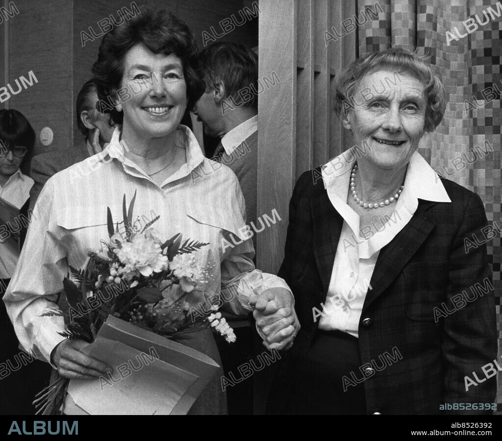 ARKIV 19841115. Författarinnan Astrid Bergman-Sucksdorff (t.v.) tillsammans med barnboksförfattarinnan Astrid Lindgren efter att ha tagit emot Astrid Lindgren-Priset för ett förtjänstfullt författarskap inom barn- och ungdomslitteraturen. Astrid Lindgren-Priset instiftades 1967 av bokförlaget Rabén & Sjögren i samband med Astrid Lindgrens 60-årsdag. Priset utdelas årligen till en svensk författare för förtjänstfullt författarskap inom barn- och ungdomslitteraturen.. Foto: Bertil Ericson / SCANPIX / Kod: 1002.