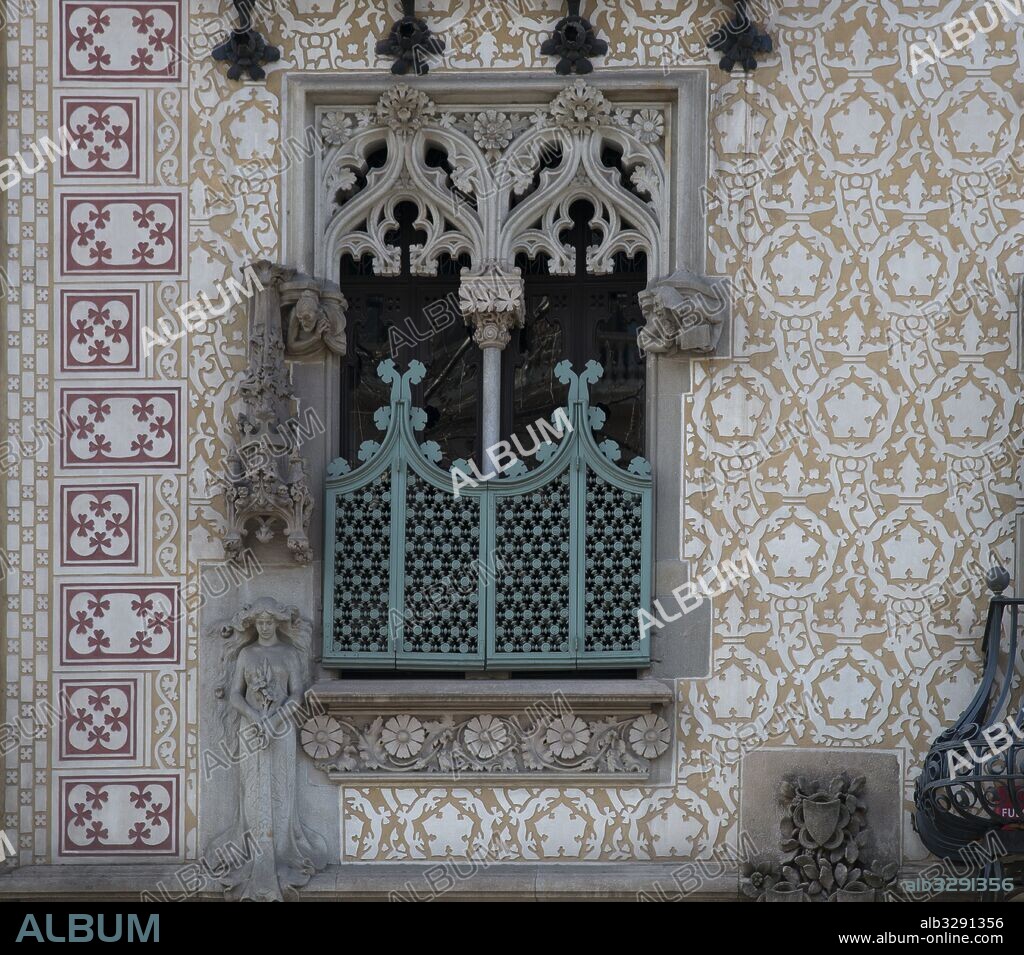 JOSEP PUIG I CADAFALCH. Casa Amatller, 1898-1900. Ventana geminada decorada en estilo gótico flamenco. Modernismo. Barcelona.