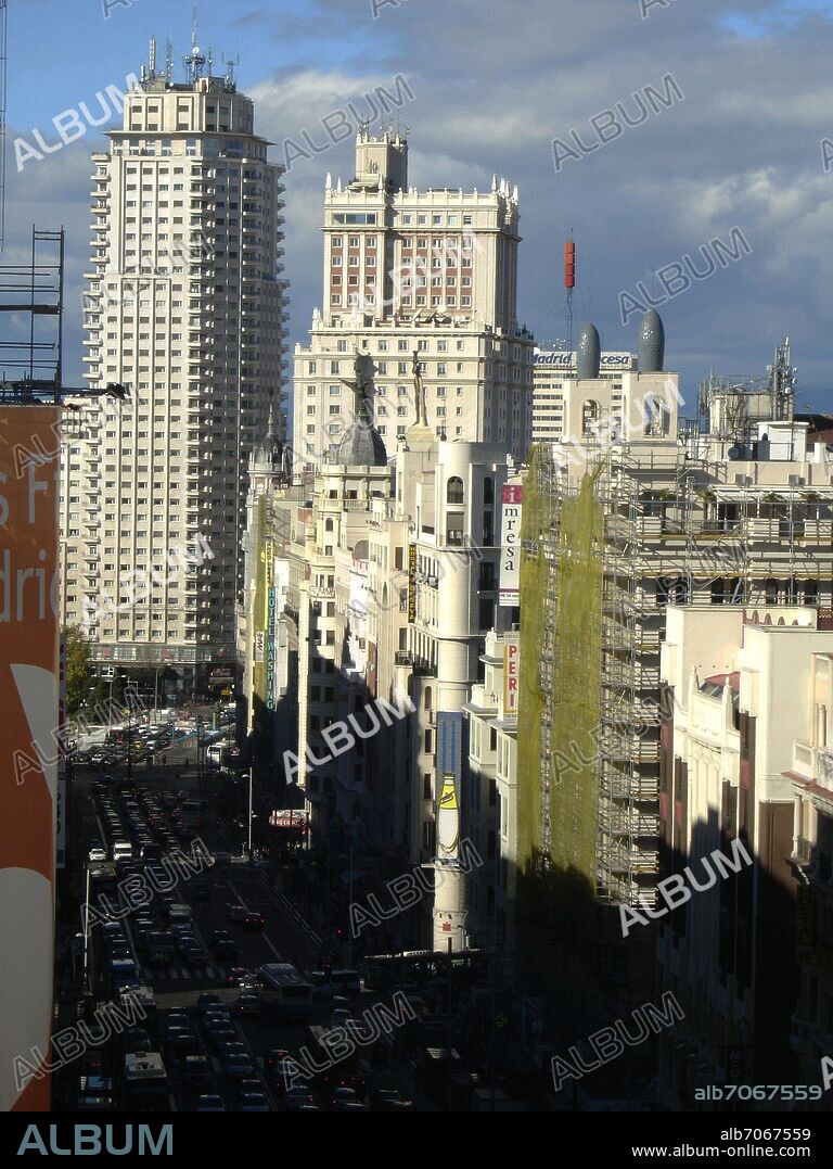 CALLE GRAN VIA HACIA PLAZA DE ESPAÑA CON LA TORRE DE MADRID Y EL EDIFICIO ESPAÑA AL FONDO.