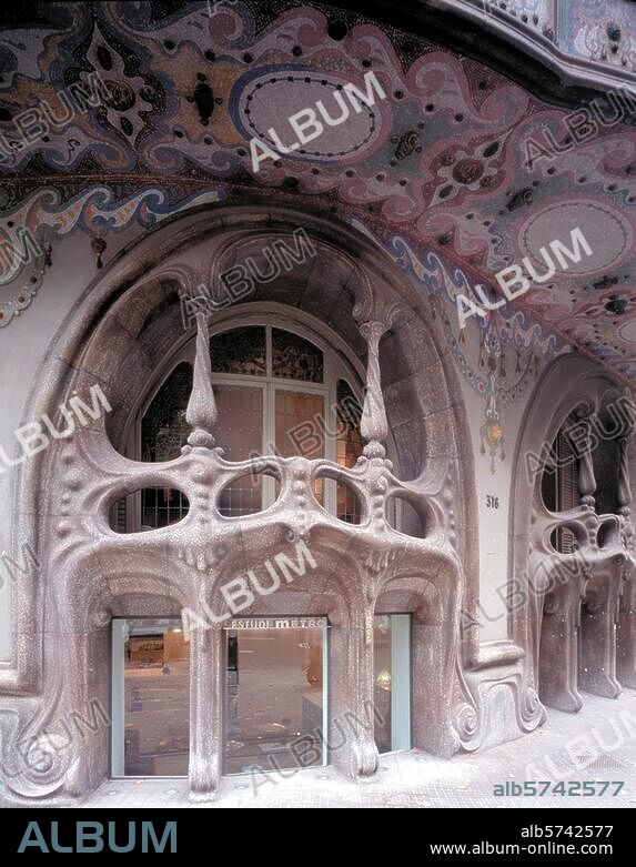 Barcelona, Casa Comalat / Detail, Arch. Salvador Valeri Pupurull 1909-1911 Aufnahmeformat: 6 × 7 cm.