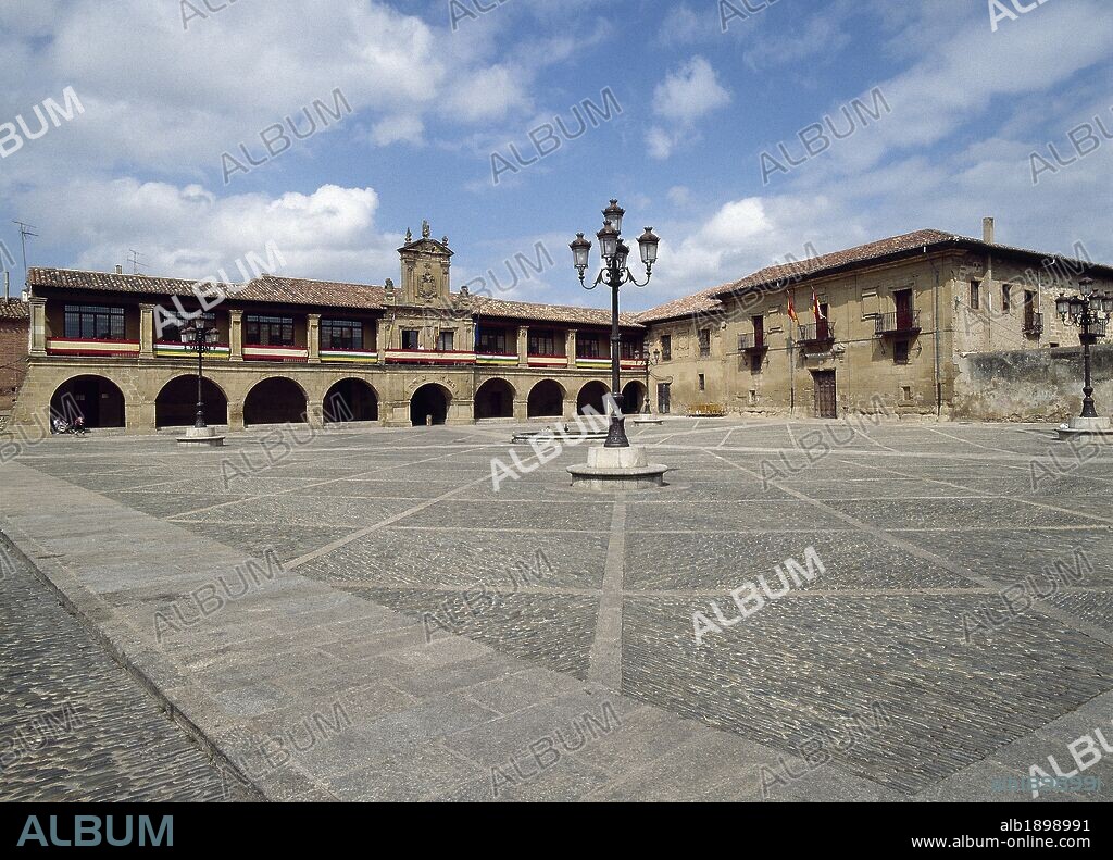 LA RIOJA. SANTO DOMINGO DE LA CALZADA. Vista parcial de la PLAZA MAYOR o PLAZA DE ESPAÑA, presidida por el edificio del AYUNTAMIENTO. España. CAMINO DE SANTIAGO.