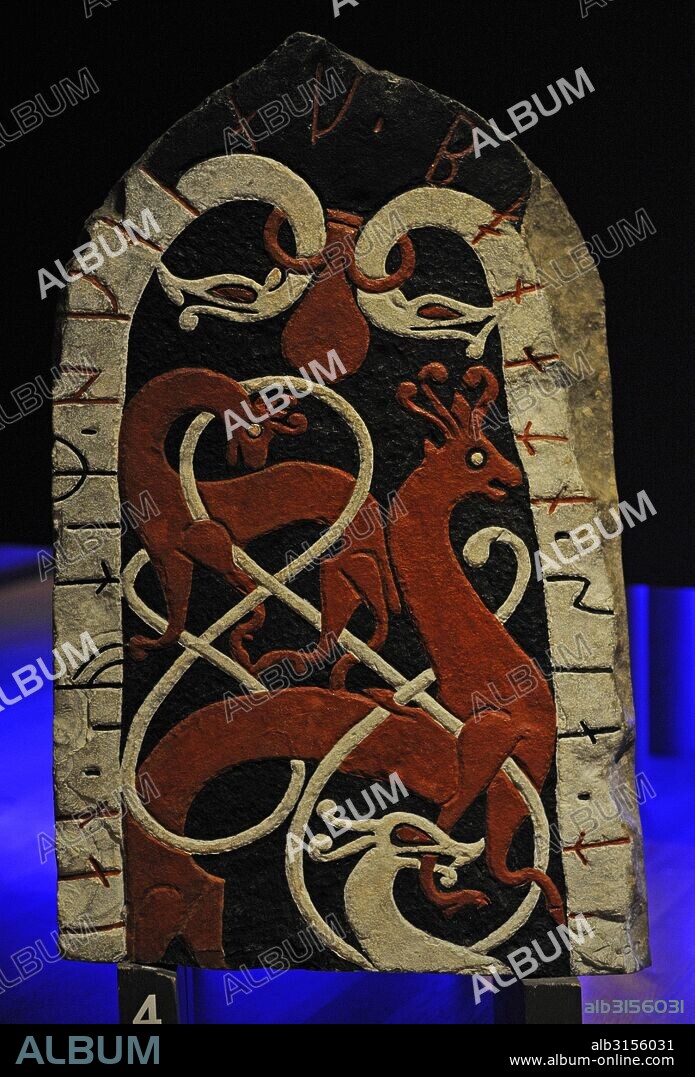 Piedra rúnica de Torsätra, provincia de Uppland. Texto: Skule y Folke levantaron la piedra en memoria de su hermano Husbjörn, que enfermó al recoger impuestos en Gotland. Museo Histórico. Estocolmo. Suecia.