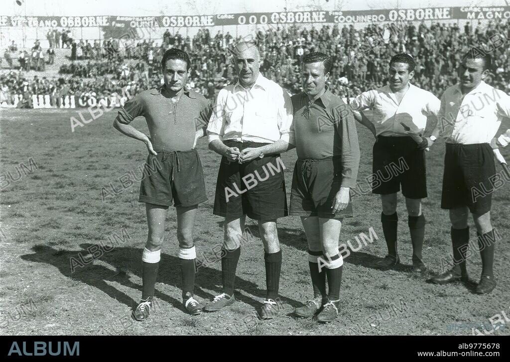 1950. Partido de fútbol benéfico entre toreros y futbolistas jugado en el campo sevillista de Nervión a principios de la década de los 50. En la imagen, los toreros Miguel Báez «Litri» (izquierda) y Pepe Luis Vázquez (derecha) flanquean a ¿Pedro Escartín?.