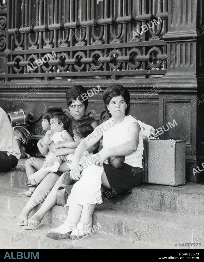 Barcelona. Estación de Francia. Emigrantes españoles esperando a la salida de la estación del tren. Años 1950.