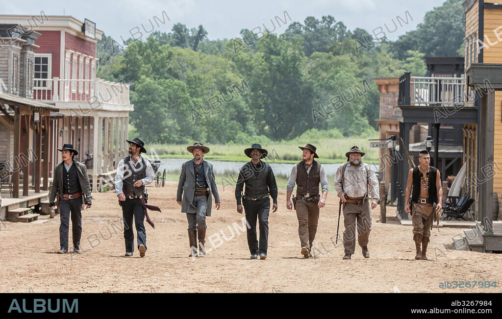 CHRIS PRATT, DENZEL WASHINGTON, ETHAN HAWKE, LEE BYUNG-HUN, MARTIN SENSMEIER y VINCENT D'ONOFRIO en LOS 7 MAGNIFICOS, 2016 (THE MAGNIFICENT SEVEN), dirigida por ANTOINE FUQUA. Copyright MGM/COLUMBIA PICTURES/LSTAR CAPITAL/VILLAGE ROADSHOW PICTURE.