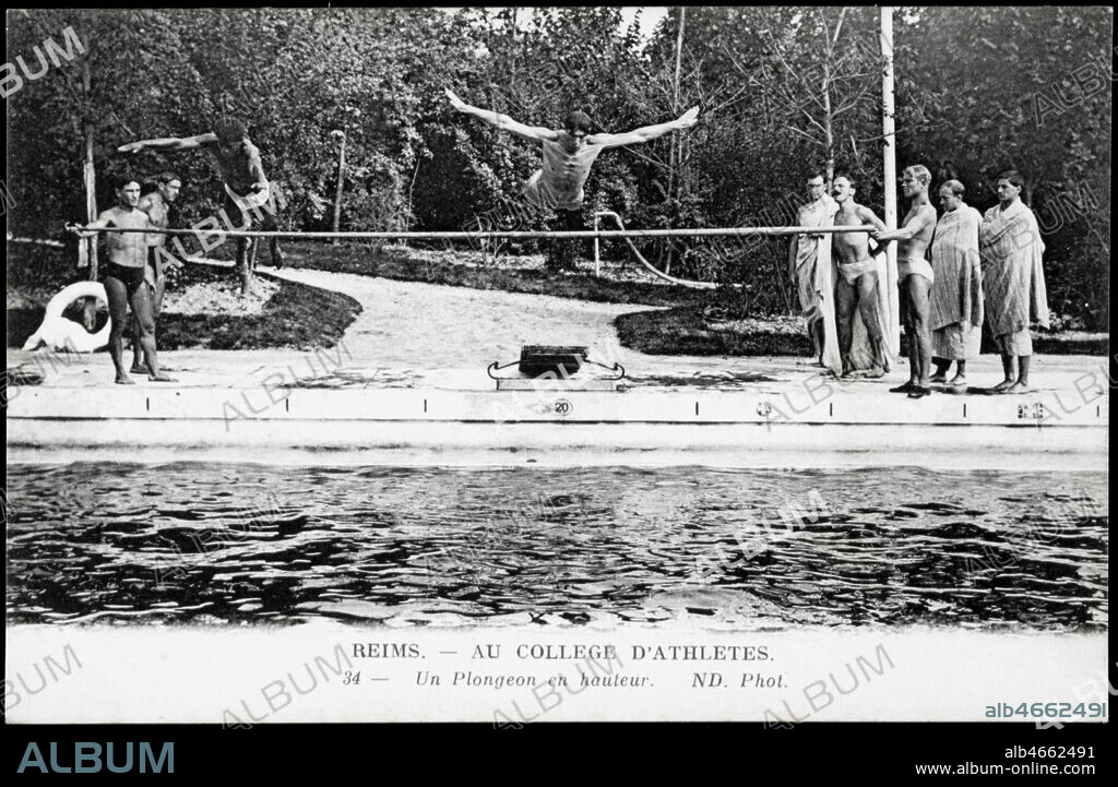 'Un plongeon en hauteur' dans le stade du College d'Athletes de Reims vers 1913 dirige par Georges HEBERT (1875-1957). Credit: Collection IM/KHARBINE-TAPABOR.