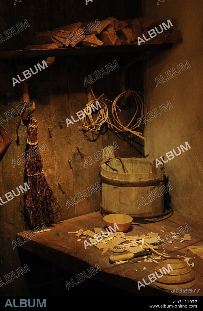 Historia de Suecia. Edad Media. Interior del taller de Jöns, fabricante de vasos, situado en el barrio sur de la ciudad. Realizados en madera de abeto. Siglos XIV-XV. Museo Medieval. Estocolmo. Suecia.