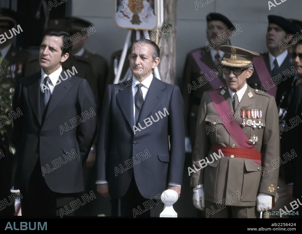SUAREZ , ADOLFO. POLITICO ESPAÑOL. CEBREROS 1932 -. PRESIDENTE DEL GOBIERNO CON LA UCD. FOTOGRAFIA JUNTO A TORCUATO FERNANDEZ MIRANDA Y MANUEL GUTIERREZ MELLADO EN UN ACTO OFICIAL.