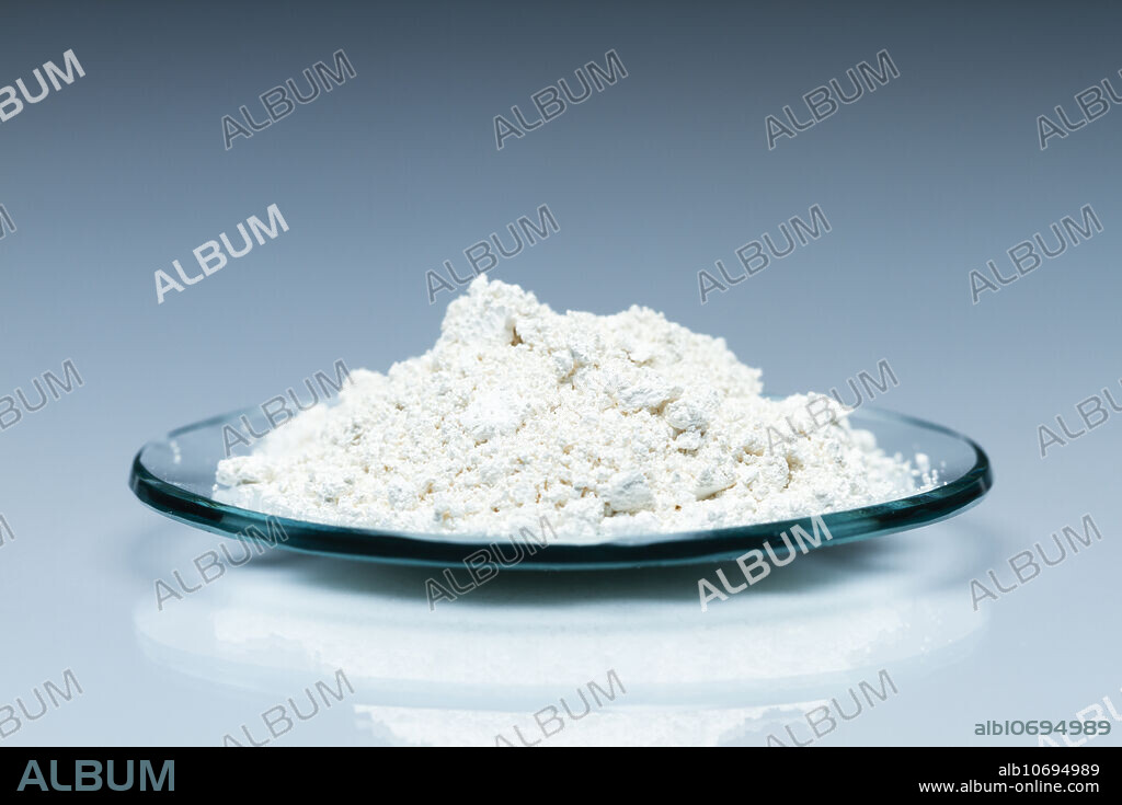 Cerium oxide. Cerium (IV) oxide (CeO2) in a watch glass. It is an oxide of the rare earth metal cerium and is used for polishing and other applications.