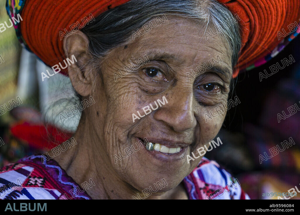 sombrero tipico tz'utujil, Santiago Atitlan, departamento de Sololá, Guatemala, Central America.