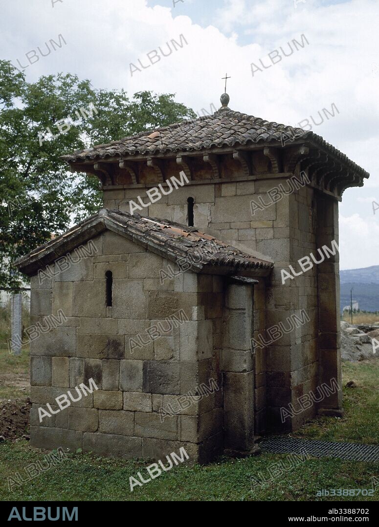 Arquitectura Mozárabe. Capilla de San Miguel o también llamada de San Rosendo. Pequeño oratorio construido en el siglo X en estilo mozárabe o"estilo cordobés". Consta de una nave rectangular, un crucero y un ábside de planta de herradura. Vista de la parte posterior del oratorio, con un único ábside plano. Jardín del Monasterio de San Salvador. Celanova. Provincia de Orense. Galicia. España.