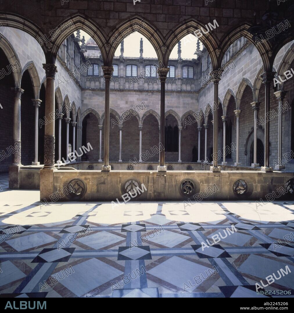 Gothic gallery and inner courtyard, Marc Safont, 15th century. Palau de la Generalitat, Barcelona.