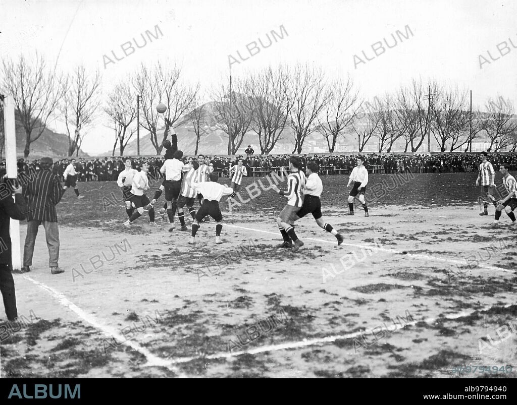 San Sebastián, 25/02/1911. Partido de fútbol disputado en el estadio de Ondarreta, a beneficio de los heridos de Melilla, entre los equipos de la Real Sociedad y el Racing Club de Irún. Ganaron los primeros por 1 a 0.