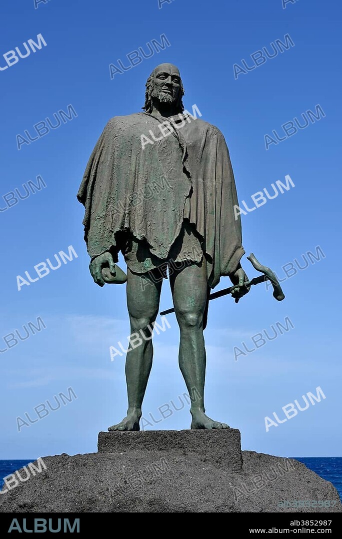 Mencey Statue on the Candelaria Promenade, Statue of Guanchen King Bencomo, Tenerife, Canary Islands, Spain, Europe.
