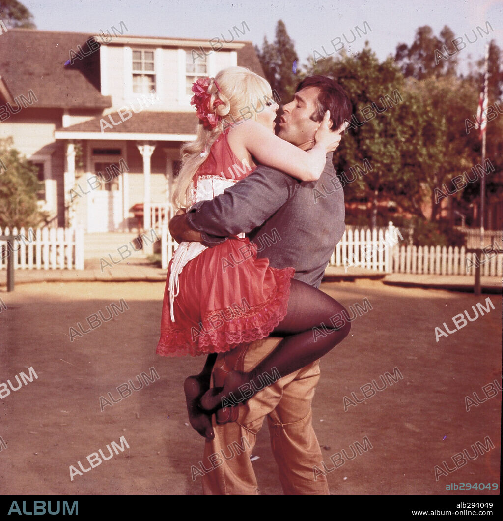 CLINT WALKER and KIM NOVAK in THE GREAT BANK ROBBERY, 1969, directed by HY AVERBACK. Copyright WARNER BROTHERS.