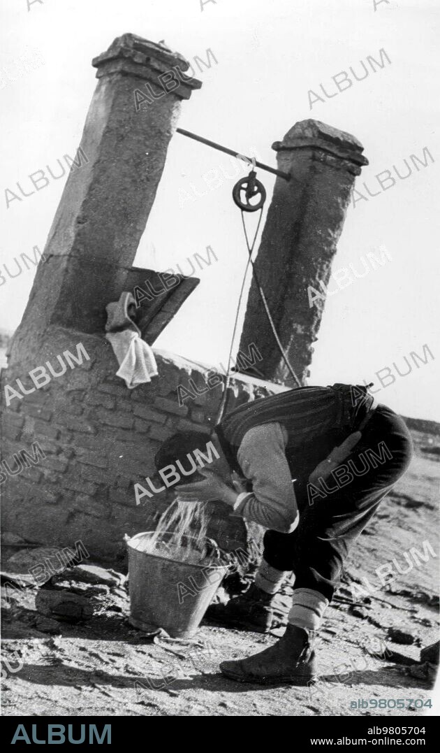 1937. Soldado Lavandose la cara en el Frente. Esta escena se Repetía en Todos los Frentes A Primeras Horas de la Mañana.