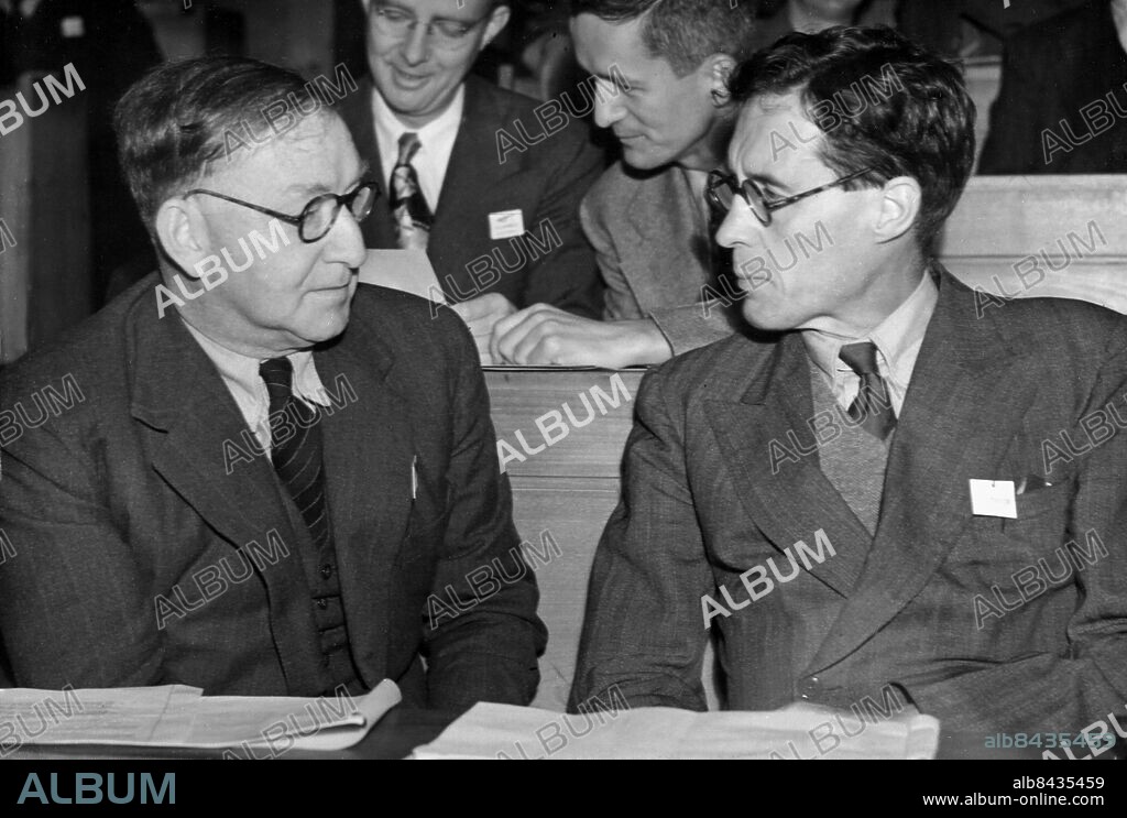 Orig. bildtext... ATOMIC CONFERENCE. September 7th 1950 Two of Britain's top-ranking atomic scientists - SI JOHN COCKCROFT, Director of the Harwell Atomic Energy Research Establishment (left) and PROFESSOR P.M.S. BLACKETT have a private session during the Conference on Atomic Energy that opened at the Clarendon Laboratory, Oxford, to-day (Thursday). Professor Blackett, of Manchester University, is a Nobel Prize winner and vice-President of the Association of Scientific Workers. Scientists from 13 countries are attending the conference and later will visit Britain's atomic energy station at Harwell. Anm. Sir J Cockcroft, 1897-1967, brittisk kärnfysiker, nobelpristagare 1951. P M S Blackett, 1897-1974, brittisk fysiker, nobelpristagare 1948. Samtal Internationella kongresser Vetenskapsmän CD579 persons: JOHN COCKCROFT;PATRICK BLACKETT sites: STORBRITANNIEN;OXFORD.