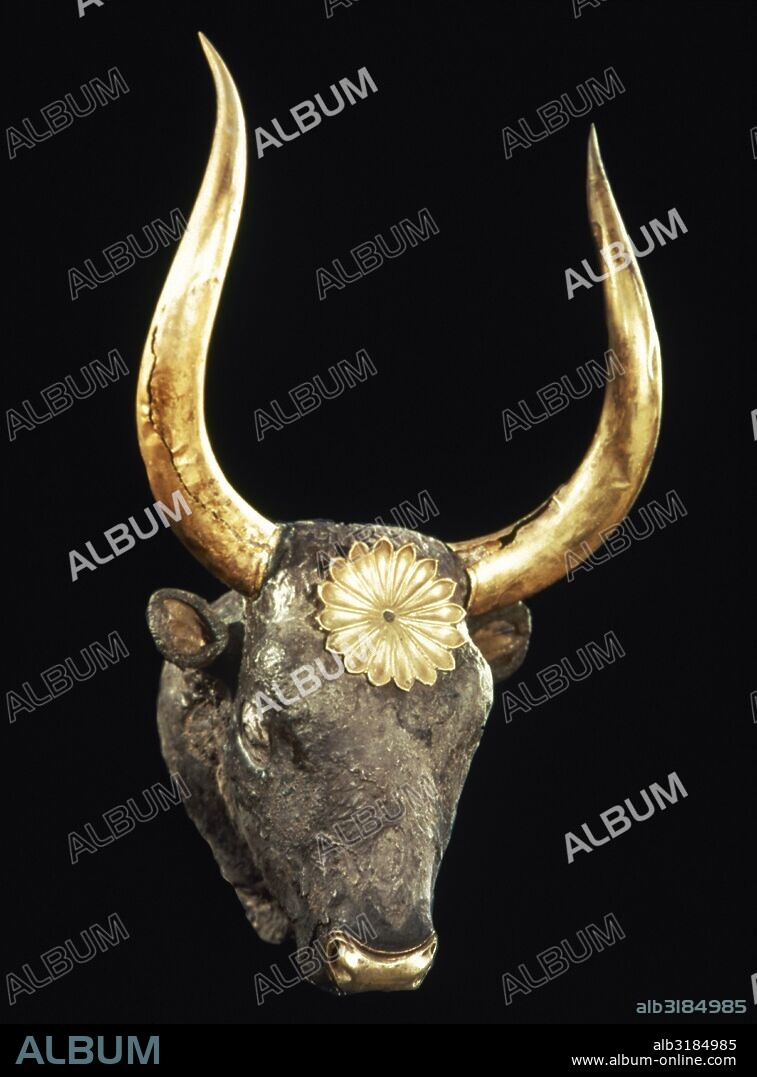 RITON DE PLATA en forma de CABEZA DE TORO con los cuernos de oro y la frente adornada con una roseta de oro. Se cree que los artistas fueron cretenses. Tumba Real IV de Micenas (siglo XVI a. C.). Museo Arqueológico Nacional. Atenas.