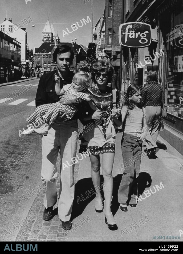 1974.. Model Paulina Porizkova as a child with her mother Anna, father Jiri Porizka and little brother Joachym. Paulina's family fled to Sweden from Czechoslovakia after the Soviet invasion in 1968, without Paulina being detained by the Czechoslovak authorities. After a long struggle by the parents Paulina was released in 1974 to Sweden where she was reunited with her family. As a 15-year-old in 1980, she moved to the United States and became a model.. Foto: Skånereportage / IBL Bildbyrå / TT / Kod: 36100.