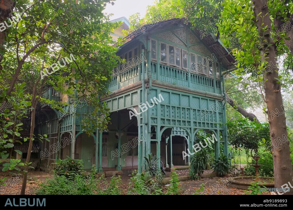 India: The colonial-style bungalow known as Kipling's House in the grounds of Sir Jeejeebhoy (J.J.) School of Art in Mumbai (formerly Bombay). Writer Rudyard Kipling (1865 - 1936), well-known for books like 'The Jungle Book' and 'Kim', is commonly said to have been born here in 1865. His father, John Lockwood Kipling, had been appointed professor of architectural sculpture at J.J. School of Art, later he became its dean. He and his family were accommodated on site, living in the type of rambling, spacious bungalow the colonial British cherished, surrounded by lush greenery and cheerful birdsong.
