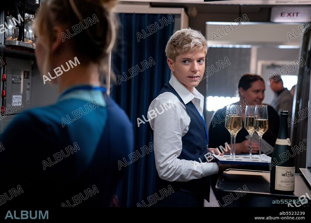 MAE MARTIN in THE FLIGHT ATTENDANT, 2020, directed by MARCOS SIEGA and SUSANNA FOGEL. Copyright WARNER BROS. TELEVISION.