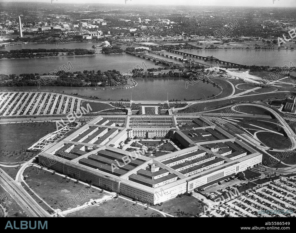 Washington (D.C.), Pentagon. (Verteidigungsministerium; erbaut 1940/41). Ansicht aus der Luft. Foto, um 1950.