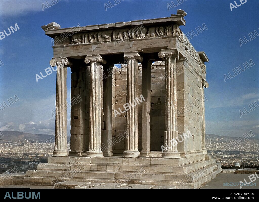 TEMPLO DE ATHENA NIKE AL FONDO LA CIUDAD DE ATENAS - GRIEGO CLASICO - CONSTRUIDO ENTRE EL AÑO 449 Y 425 AC.